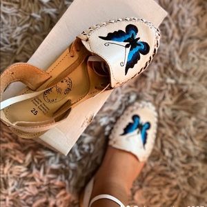 I am selling these Mexican leather sandals